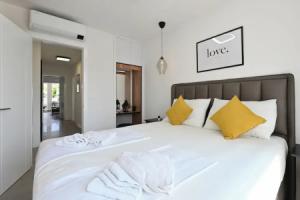 Nova Luxury Residence apartment with private heated pool, Новаля