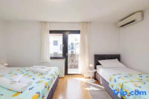 Charming Studio Rental with Garden View in Malinska, Croatia, Малинска
