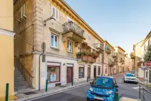 Amazing Home in Opatija with Hot Tub, WiFi & 3 Bedrooms, Опатия