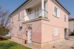 Amazing Apartment in Zadar With Wifi and 1 Bedrooms, Задар
