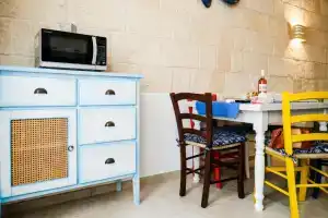 Home Bibi, Монополи