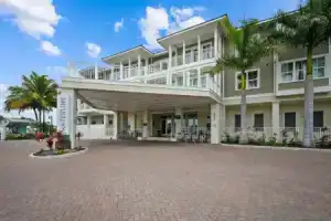 Waterline Marina Resort & Beach Club, Autograph Collection, Холмс-Бич