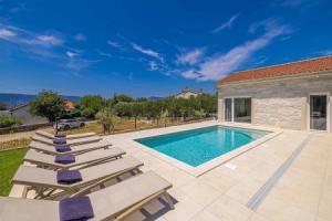 Villa Fuska With Private Pool, Pinezići