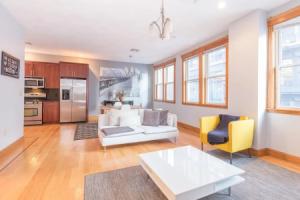 Huge 2 BR Apt in Heart of North End by Domio, Бостон