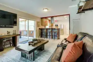 Hot Tub + Outdoor Kitchen: Stylish Home in Bryan, Колледж-Стейшен
