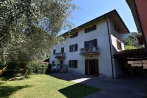 Two-family home with private garden 100 metres from the lake and beach, Мароне