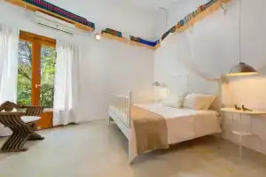Villa Ixia, Лалисос