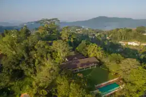 Kings Pavilion Luxury Hotel, Канди