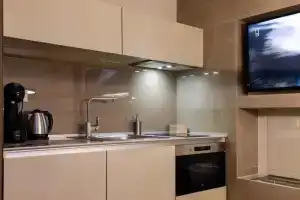L - Suites, Кавала