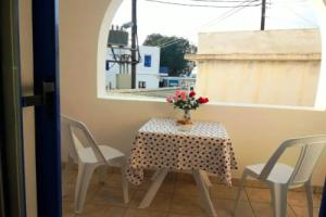 LARINΑKI'S STUDIO No1, Эгиали