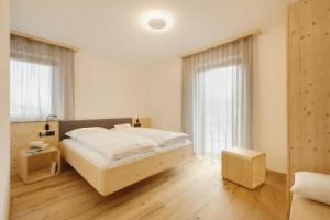 Ariala Apartments, Фальцес