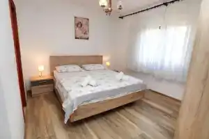 Tomaš Apartments, Сегет Враница