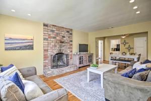 Oceanside Home w/ Yard - Walk to Beach & Pier, Карлсбад