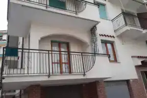Bilocale situato a 200metri dal mare con terrazza, Лоано