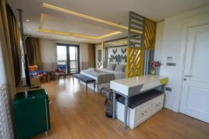 Cunda Eye +16 Adult Only, Айвалык