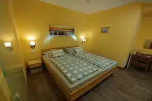 Ciklámen apartman, Дьенешдиаш