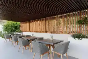 V Luxury Suites, Перама