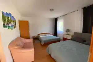 Room Sandra, Опатия