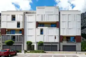 RIVUS apartmani, Омис