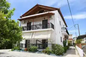 Spacious studio just 150m to the beach, Финикунда