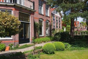 Luxurious Villa in Haarlem with Two Ponds, Зандворт