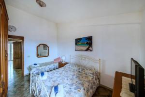 Stunning Apartment in La Maddalena With 5 Bedrooms and Wifi, Ла-Маддалена