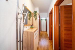 Beautiful Apartment in Posedarje With Wifi and 4 Bedrooms, Поседарье