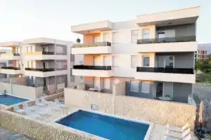 Meridian Pool Residences, Новаля