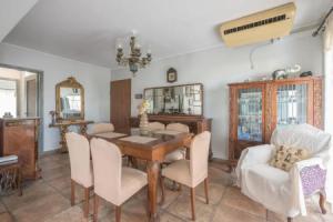 Seaside 2BR apartment in Varkiza 2mins walk from beach, Варкиза