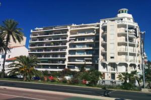 Appartement 3 pièces Nice Promenade des anglais dernier étage vue mer solarium, Ницца