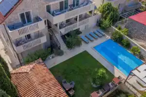 Villa Mediterranea, Бол