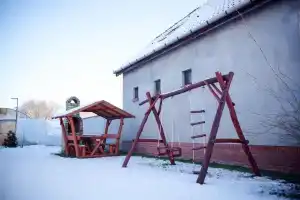 Adonisz Vendégház, Морахалом