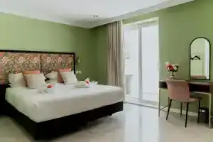 King Charles Boutique, Слима