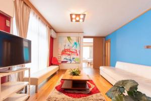 KUMI's Home for 14 Guests, Токио