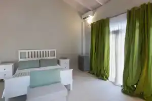 Nv Mini Suites, Никиана