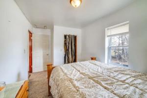 Dog-friendly Michigan City Home - 3 Mi to Beach!, Мичиган-Сити