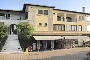 Lesse Hotel, Ханиоти
