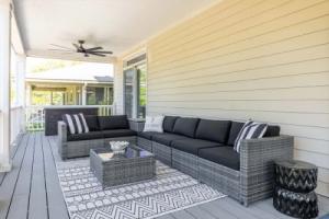 A Wave From It All by Tybee Vacation Rentals, Тиби-Айленд