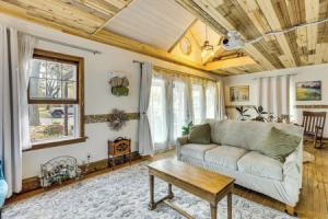 Walk to Downtown: Eclectic Wisconsin Dells Home, Висконсин-Делс