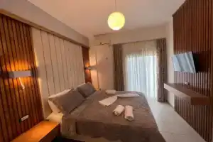Hotel «Ilio», Ксамил