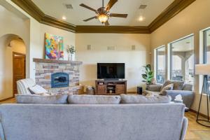 Las Cruces Home w/ Mountain Views & Private Pool!, Лас-Крусес