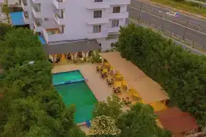 Hotel Sorrente, Голем