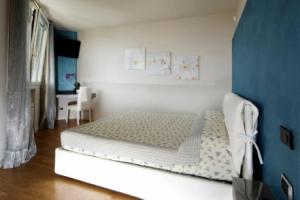 Villa Luna Stunning Modern Villa Shared Infinity Pool, Big garden, Fantastic lake view,AC,, Сало