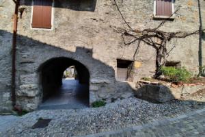 Pleasant holiday home in Marone with balcony/terrace, Мароне