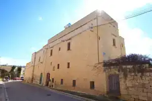 Maria's b&b, Асри