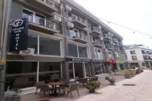 Faik Hotel, Чешме