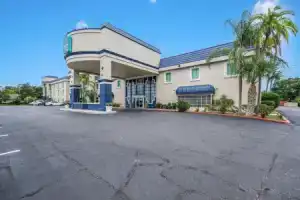 Апарт-отель «Clarion Inn & Suites Central Beach», Клируотер