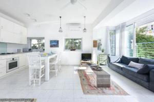 Bright and green W a lot of style super quiet by Sea N' Rent, Тель-Авив