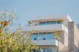 Empire Beach Resort, Дерми