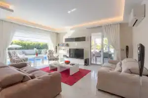 Villa Nirvana Large Private Pool A C Wifi Car Not Required Eco-friendly - 2832, Дальян